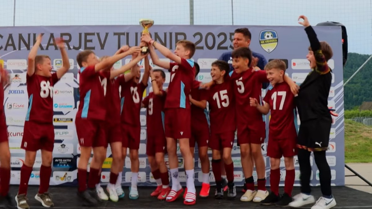 ZAČEL SE JE 7. CANKARJEV TURNIR VRHNIKA 2026: Vikend nogometne strasti, borbenosti in nepozabnih doživetij!